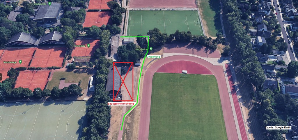 Der Kartenausschnitt zeigt das umzäunte Umkleidegebäude (rot) und die als Ersatz dienende beleuchtete Wegeführung (grün) entlang der Laufstrecke