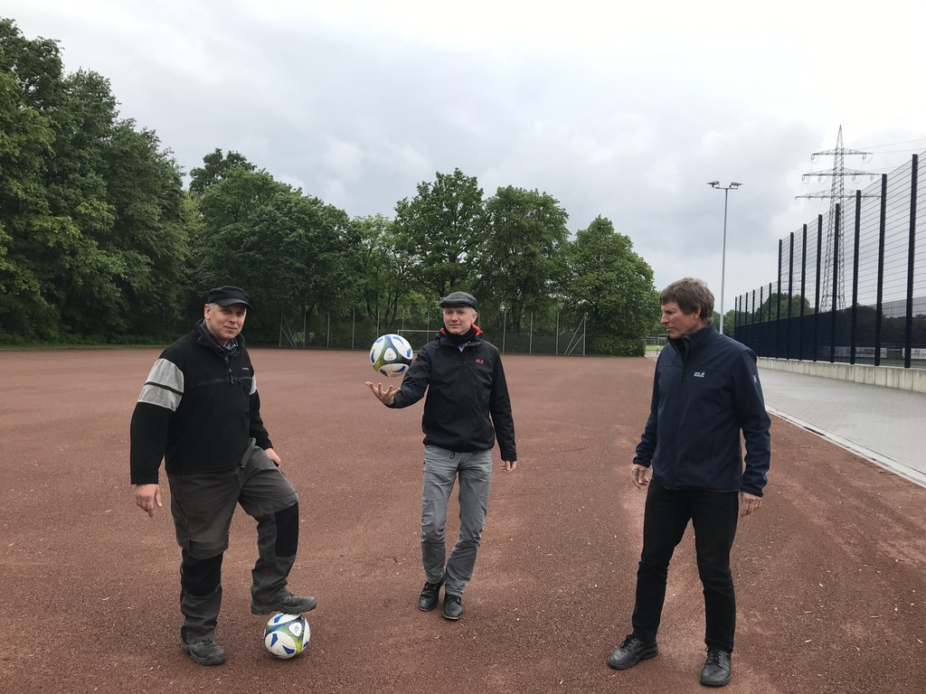 Dr. Matthias Welpmann (mitte) mit Platzwart Herrn Wichmann (li.) und stellv. Amtsleiter des Sportamts Herrn Stoffels (re.)