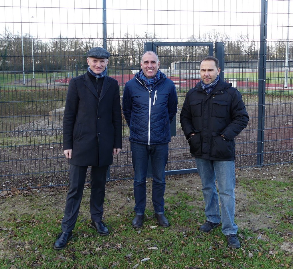 (v.l.nach r.) Dr. Matthias Welpmann (Sport-Dezernent), Norbert Seeger (Mueller + Partner Landschaftsarchitekten), Dirk Koch (Sportamt)