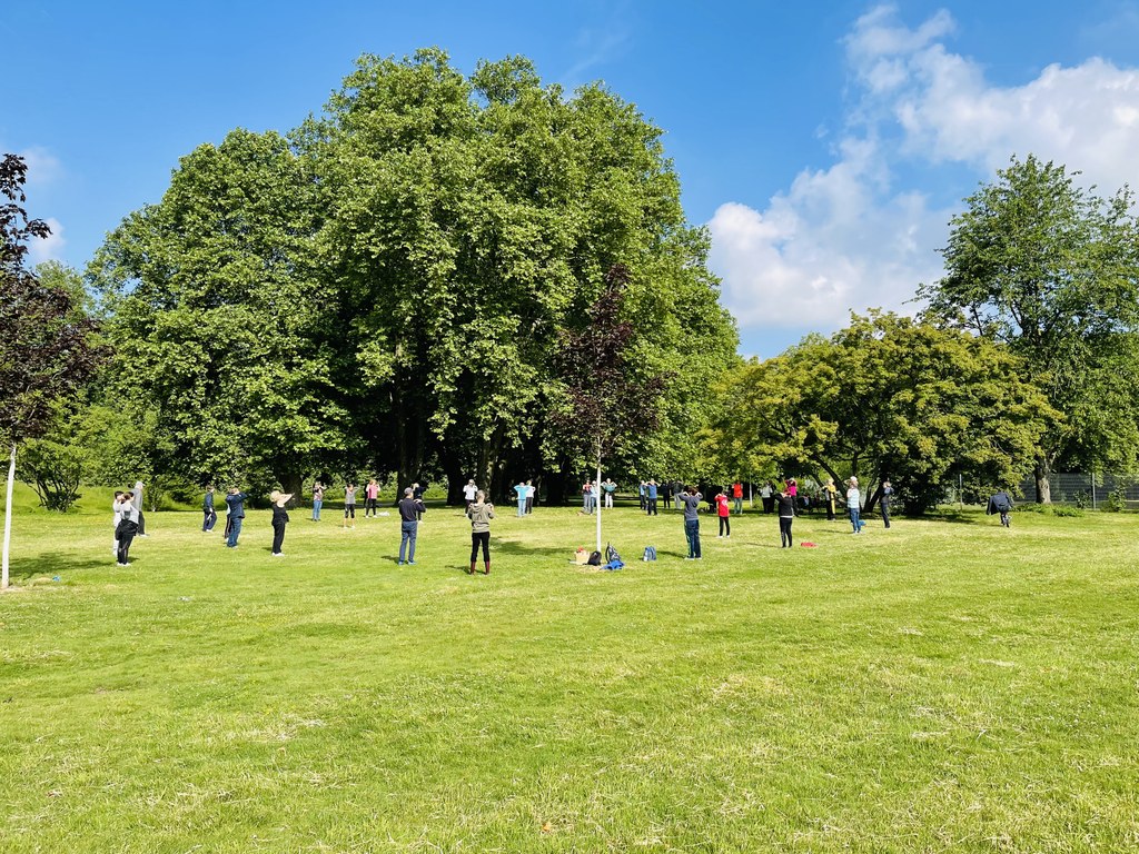 Qi-Gong mit Qi Xiu Wang vom Neusser Schwimmverein, donnerstags, 9.30 Uhr im Nordpark