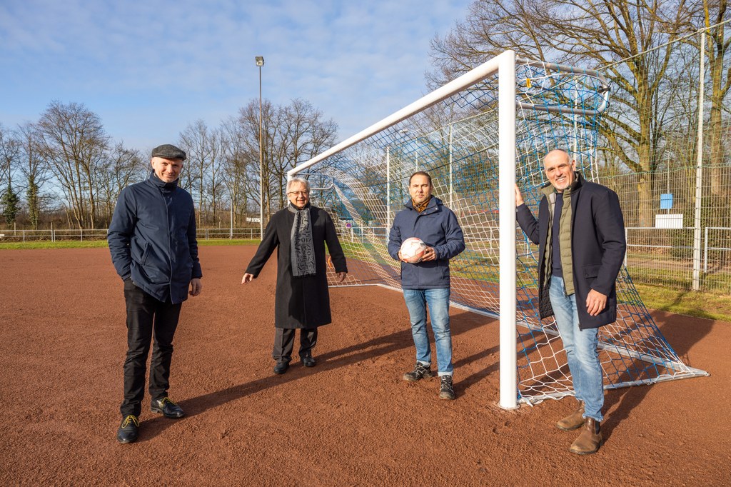 Foto: Stadt Neuss (v.l.n.r.) Herr Dr. Welpmann (Sportdezernent), Herr Talke (Leiter Sportamt), Herr Koch (Sportamt), Herr Seeger (Landschaftsarchitekt)