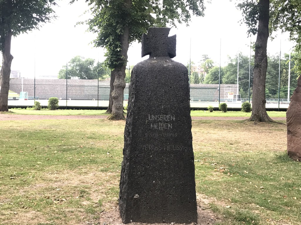 15.06.2020 - Vereinsgeschichte: Gedenkstele im Jahnstadion