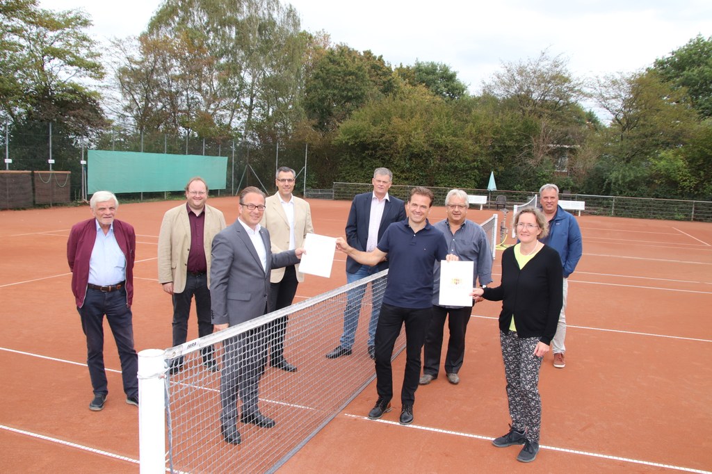 vl.: Peter Ott (Bezirksausschuss), Joachim Wolff (Bezirksausschuss), Bürgermeister Reiner Breuer, Stefan Crefeld (Bezirksausschuss), Meinolf Sprink (Stadtsportverband), Georg Böning (UeTV), Uwe Talke (Sportamtsleiter), Dr. Claudia Meckel-Jonas (UeTV), Gösta Müller (Stadtsportverband).