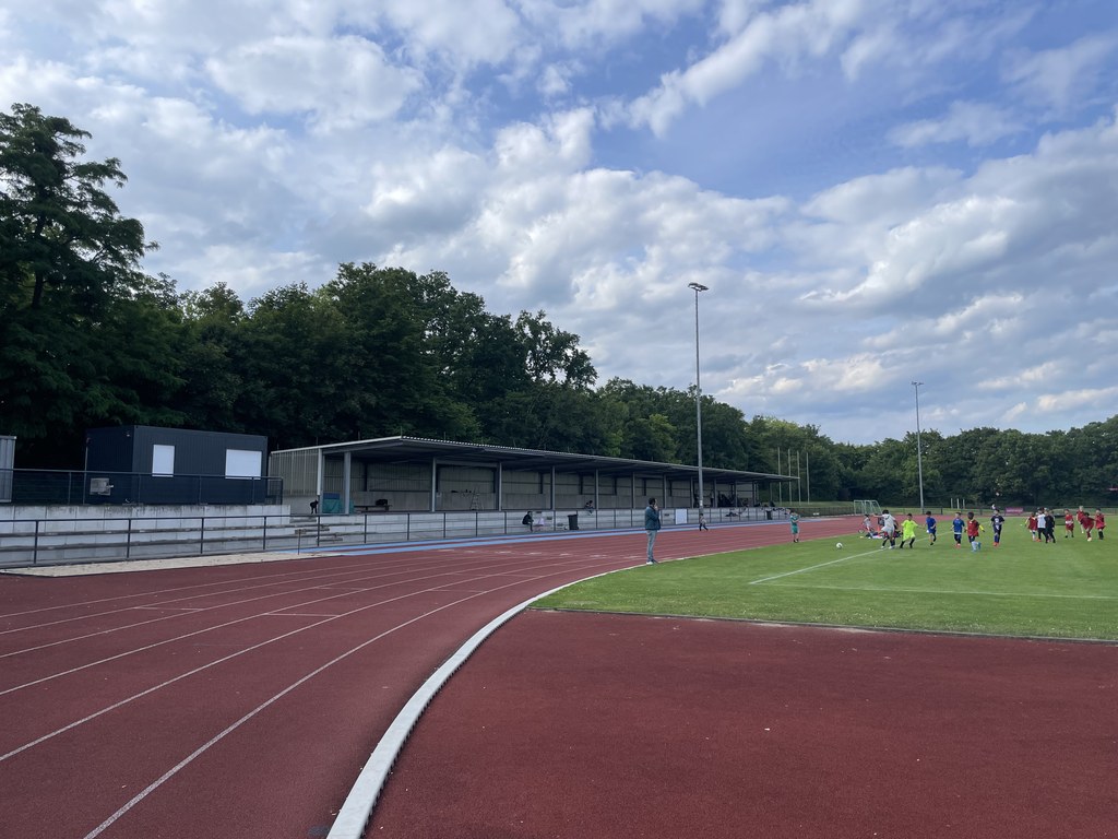 Ludwig-Wolker-Anlage, Blick auf die Tribüne/Ziellinie, Zeitmesscontainer links