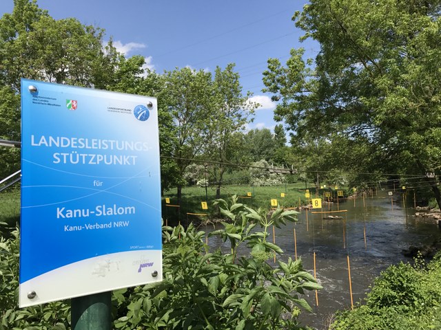 DieTrainingsstelle an einem sonnigen Tag mit einer Vielzahl von Hindernissen, vom Wasser aus gesehen.