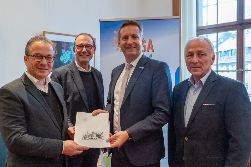 Foto: Stadt Neuss - v.l.n.r. Bürgermeister Reiner Breuer, Planungsdezernent Christoph Hölters, Regierungspräsident Thomas Schürmann sowie Stefan Diener von der Projektleitung "Landesgartenschau"