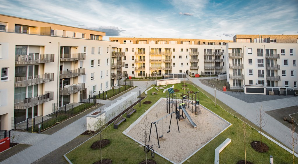 Innenbereich des Wohnquartiers mit Spielplatz.