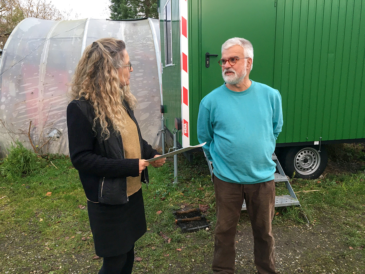 Gärtner Reinhard Gremmer beim Interview mit Amtsleiterin Henrike Mölleken.