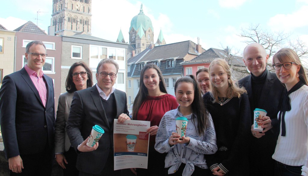 Schulleiter AvHG Markus Wölke, Claudia Riepe Neuss Marketing, Bürgermeister Reiner Breuer, Schülerinnen Sana Dlair, Sude Bozdemir und Cosima Rieger, Lehrerin Saskia Reuter, Umweltdezernent Dr. Matthias Welpmann und Klimaschutzmanagerin Rebecca Hartmann.