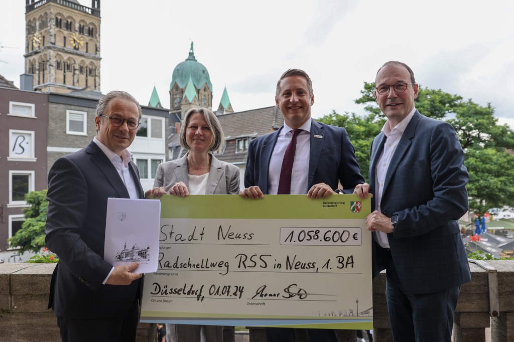 (v.l.n.r.): Bürgermeister Reiner Breuer; Annette Nothnagel, Geschäftsführerin Landesgartenschau 2026 Neuss GmbH; Regierungspräsident Thomas Schürmann; Christoph Hölters, Beigeordneter für Planung, Bau und Verkehr)