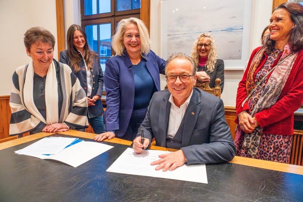 Prof. Dr. Ada Pellert, Rektorin der FernUniversität in Hagen, und Bürgermeister Reiner Breuer unterzeichneten im Neusser Rathaus einen Partnerschaftsvertrag.