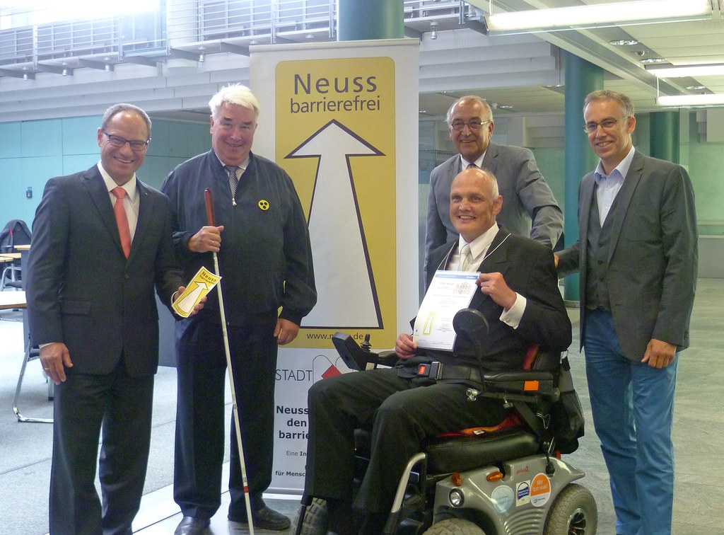 (v.li.) Michael Schmuck (Vorstandsvorsitzender Sparkasse Neuss), Jörg Schmitz (Mitglied Begehungsteam), Herbert Napp (Bürgermeister der Stadt Neuss), Thomas Meyer (Mitglied Begehungsteam), Harald Jansen (Projektleiter der Aktion „Neuss barrierefrei“)