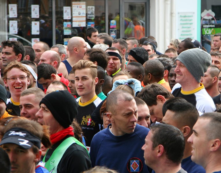 Am Start zum 10-Kilometer Lauf: Jonas Fritz, Robin Scharfenberg, beide DJK Novesia Neuss, und Wirtschaftsfoerderer Frank Wolters (re.)