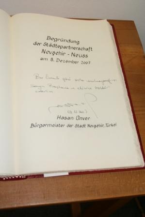 Eintrag von Bürgermeister Ünver ins Goldene Buch der Stadt Neuss