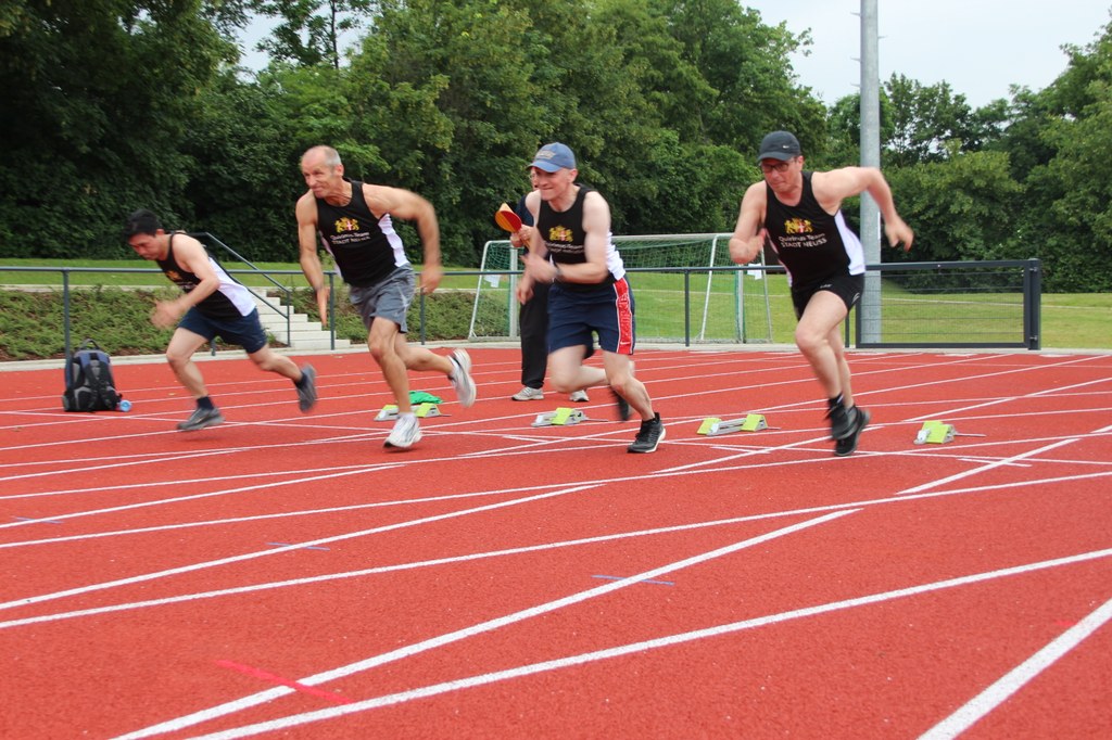 Bürgermeister Reiner Breuer, Sportdezernent Dr. Matthias Welpmann, Matthias Braun von den Stadtwerken Neuss und Phuoc Nguyen vom Gebäudemanagement Neuss beim Start zum Sprint über 50 Meter.