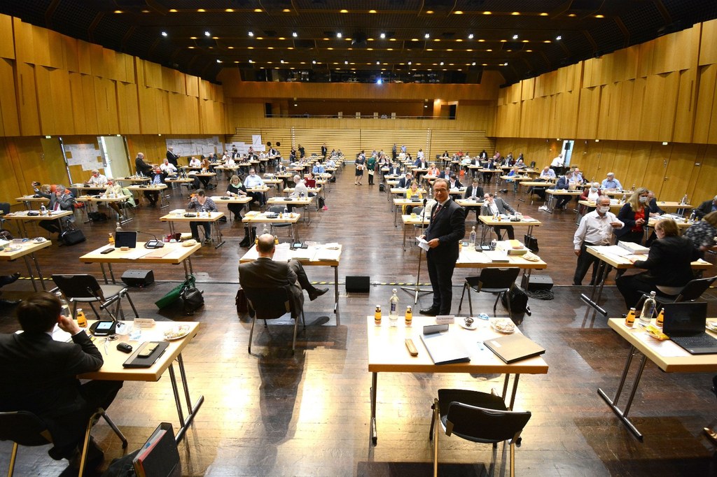 Ausnahmsweise fand die Ratssitzung diesmal unter Eihaltung der Hygieneregeln in der Stadthalle Neuss statt.