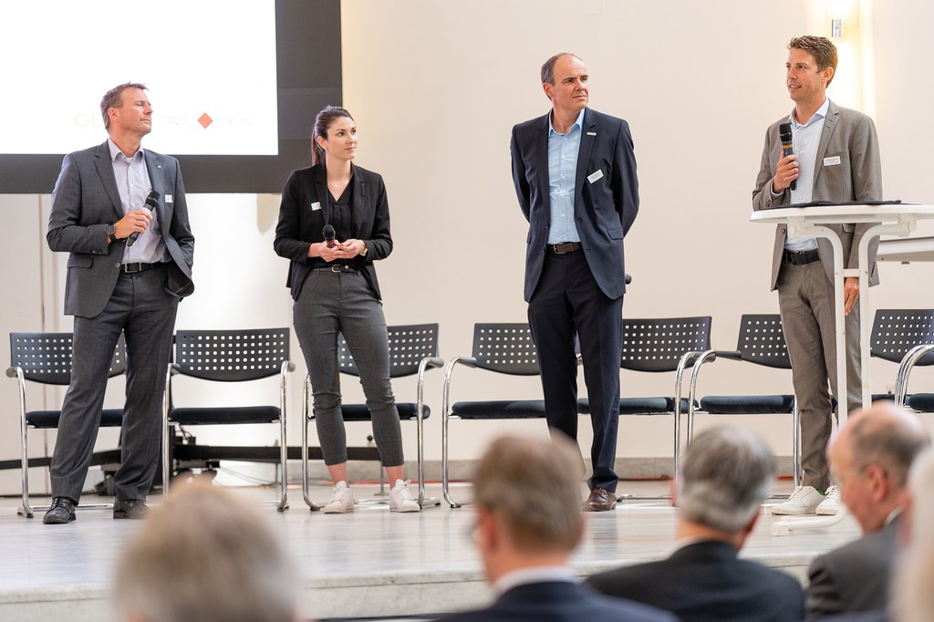 Die Panel-Teilnehmer*innen auf der Bühne des Zeughauses.